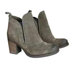 ❤️Host Pick❤️NWOT [8] BOS&CO  Belfield Distressed Suede Heeled Boots